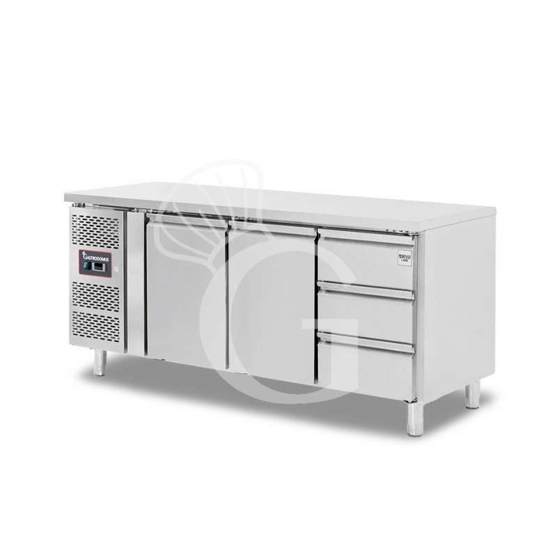 Mesa refrigerada con 2 puertas, 3 cajones de 1/3, profundidad 700 mm, temperatura -2°C/+8°C, motor a la izquierda