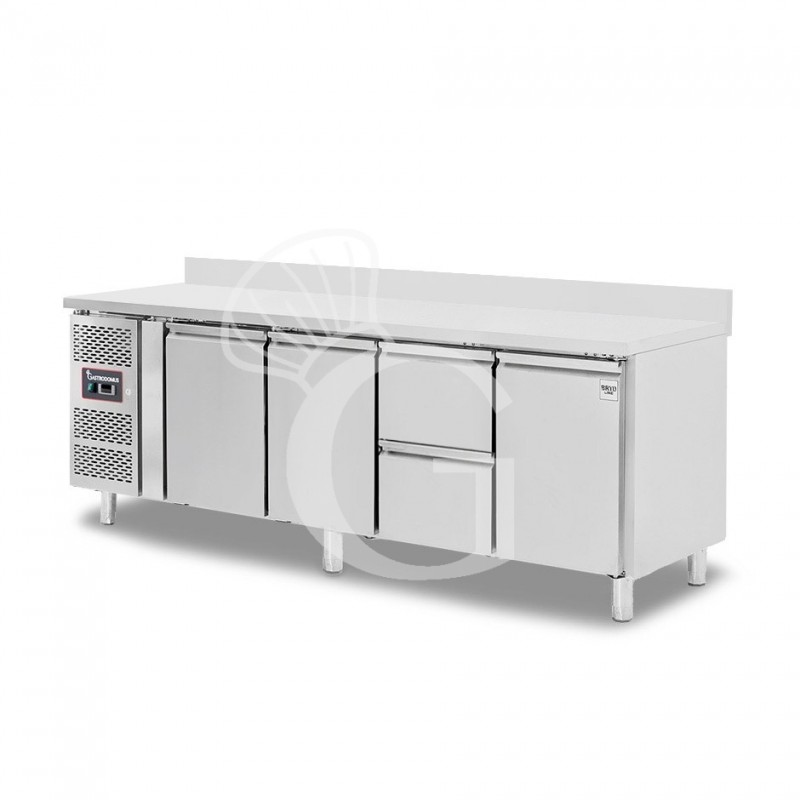 Mesa refrigerada con 3 puertas, 2 cajones de 1/2, peto trasero, profundidad 700 mm, temperatura -2°C/+8°C, motor a la izquierda