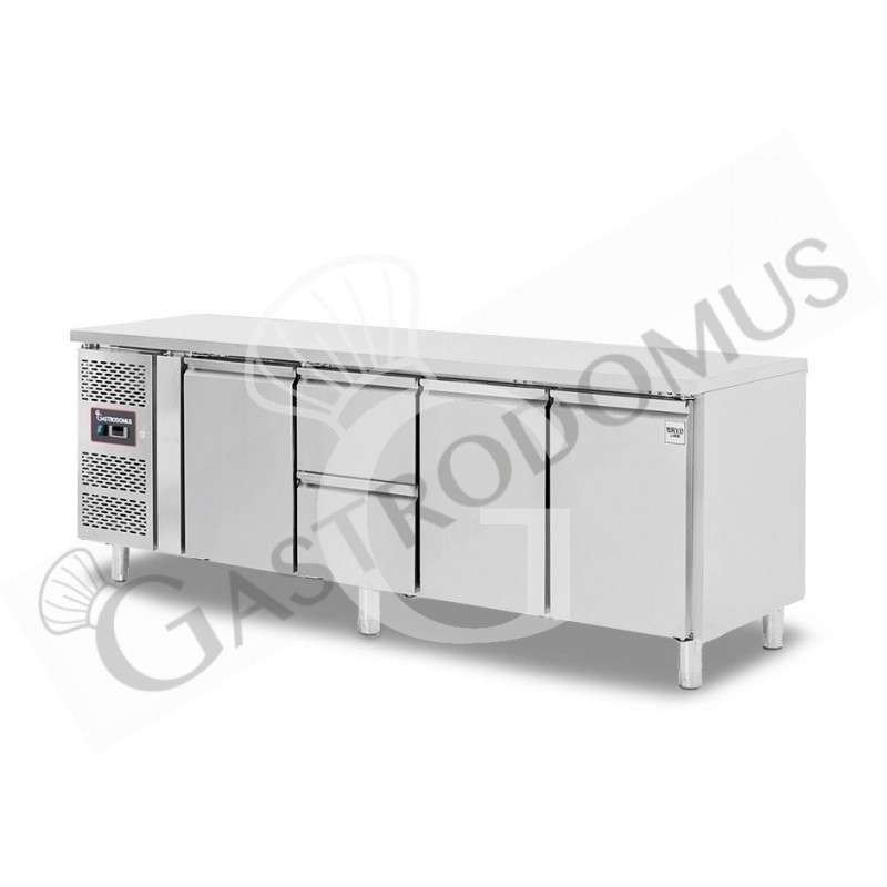 Mesa refrigerada con 3 puertas, 2 cajones de 1/2, profundidad 700 mm, temperatura -2°C/+8°C, motor a la izquierda