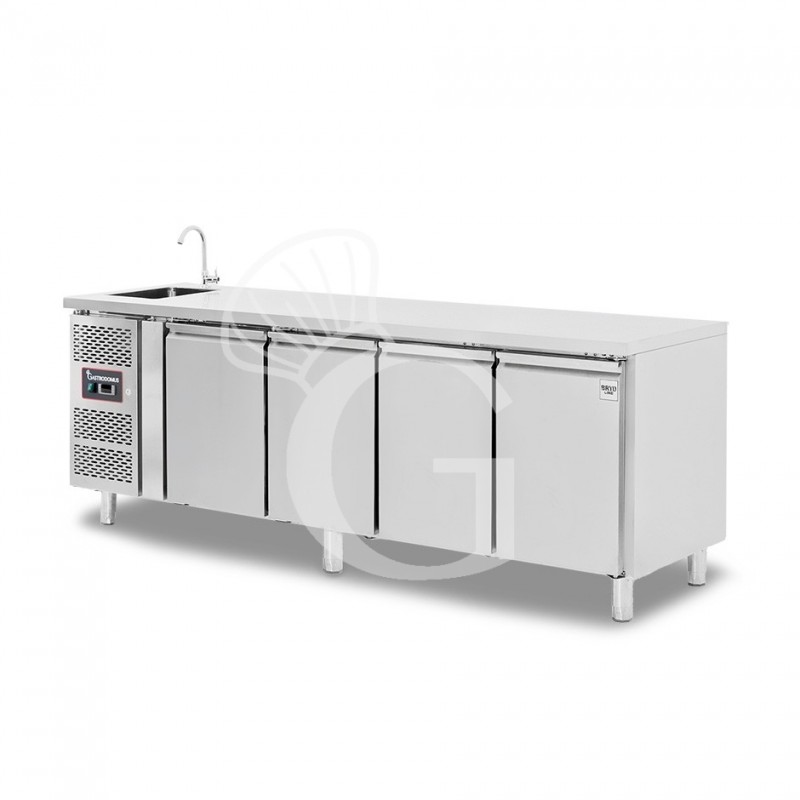 Mesa refrigerada 4 puertas con fregadero y grifo, P 700 mm +2°C/+8°C motor a la izquierda, clase de eficiencia energética B