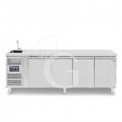 Mesa refrigerada 4 puertas con fregadero y grifo, P 700 mm +2°C/+8°C motor a la izquierda, clase de eficiencia energética B