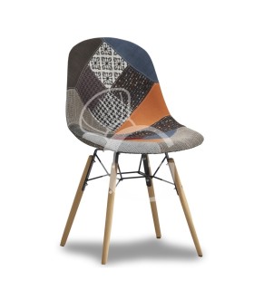 Silla con estructura de madera y metal, tapizado en tela. Dimensiones L 450 mm x P 400 mm x H 890 mm