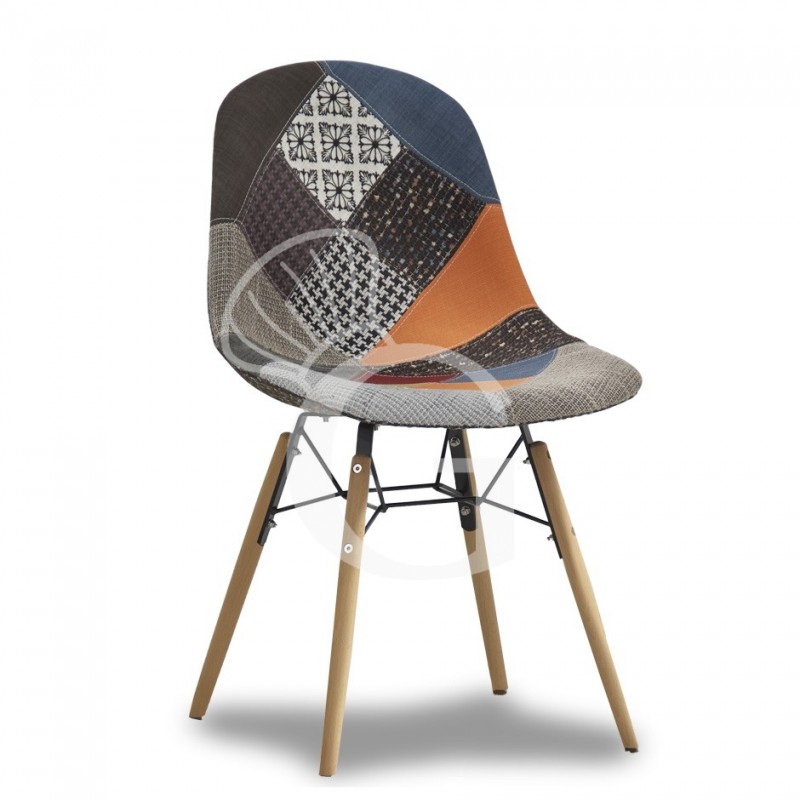 Silla con estructura de madera y metal, tapizado en tela. Dimensiones L 450 mm x P 400 mm x H 890 mm