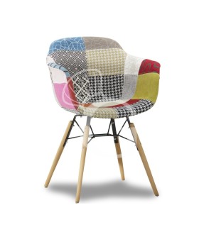 Sillón con estructura de madera y metal, tapizado en tela. Dimensiones L 420 mm x P 400 mm x H 800 mm