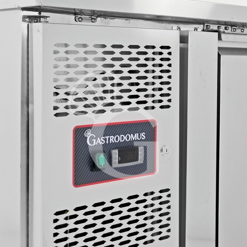 Mesa refrigerada con fregadero 2 cajones 3 puertas y peto, motor a la izquierda, Prof. 700 mm, temp. +2°C/+8°C, con grifo