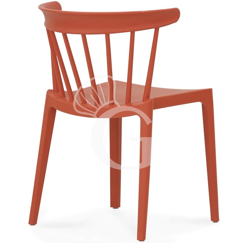 Silla con estructura, asiento y respaldo en polipropileno