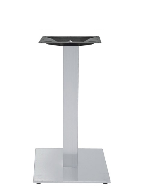 Base de acero inoxidable satinado, con patas regulables, altura 720 mm