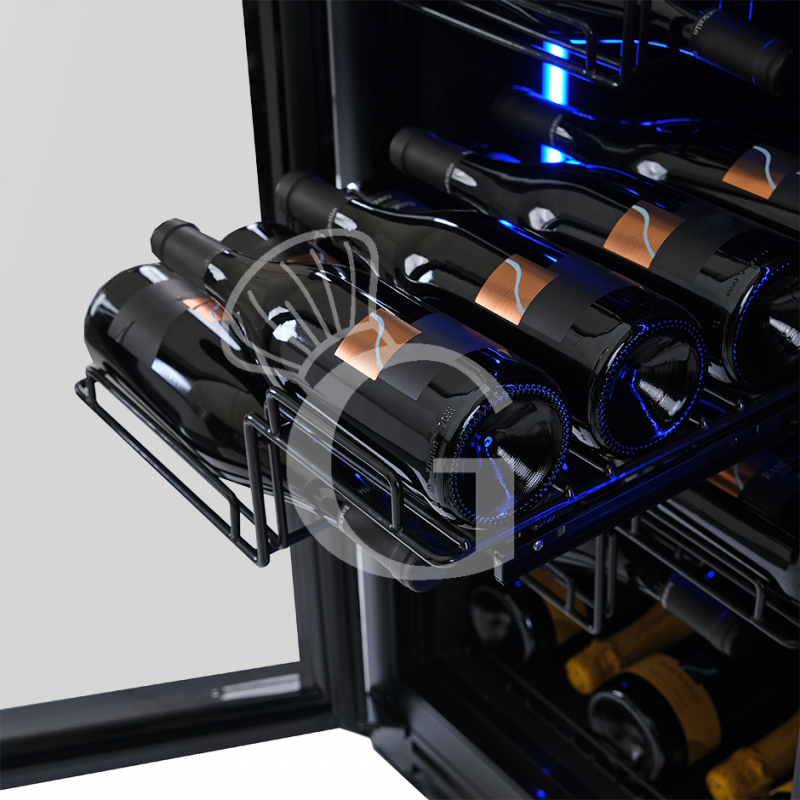 Detalle estante con botellas