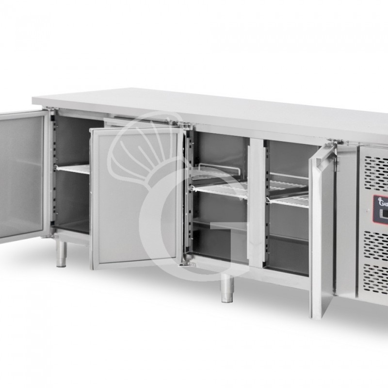 Mesa refrigerada 4 puertas con fregadero y grifo, P 700 mm +2°C/+8°C motor a la derecha, clase de eficiencia energética B