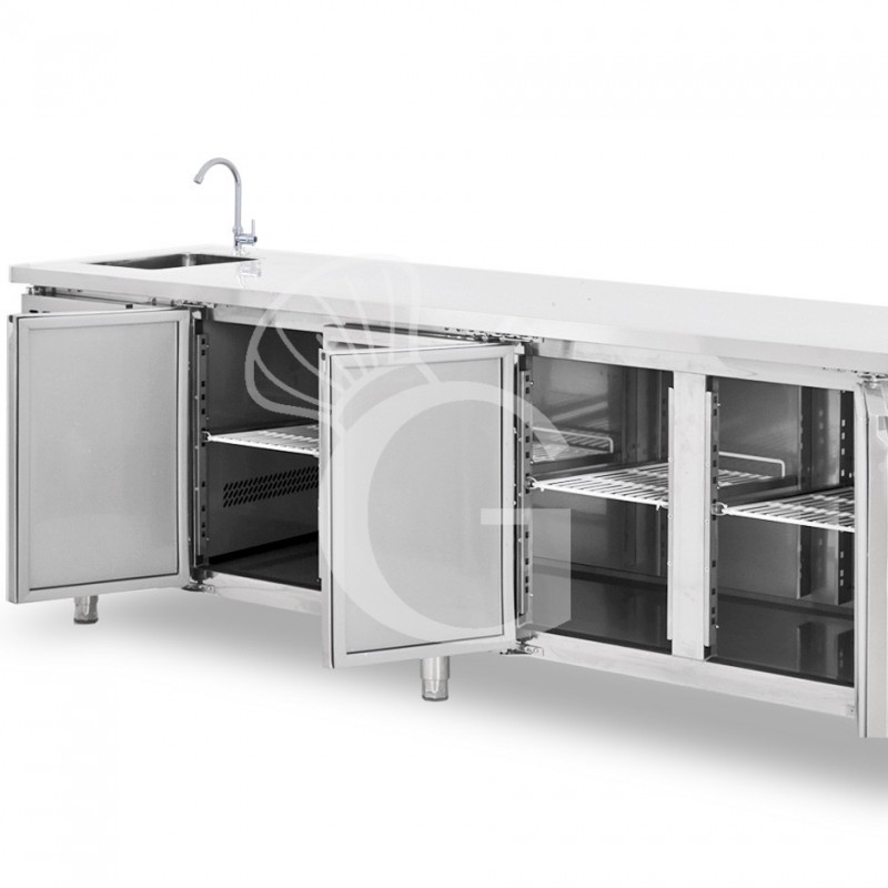 Mesa refrigerada 4 puertas con fregadero y grifo, P 700 mm +2°C/+8°C motor a la izquierda, clase de eficiencia energética B