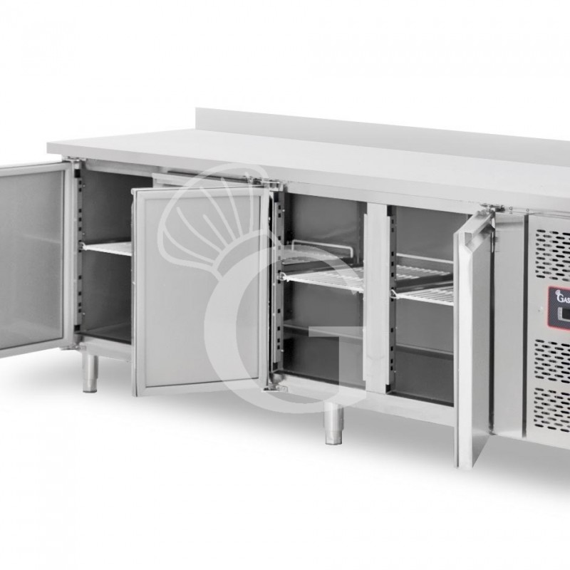 Mesa refrigerada 4 puertas con fregadero y peto motor derecho, Prof. 700 mm Temp.  -2°C/+8°C con grifo en dotación
