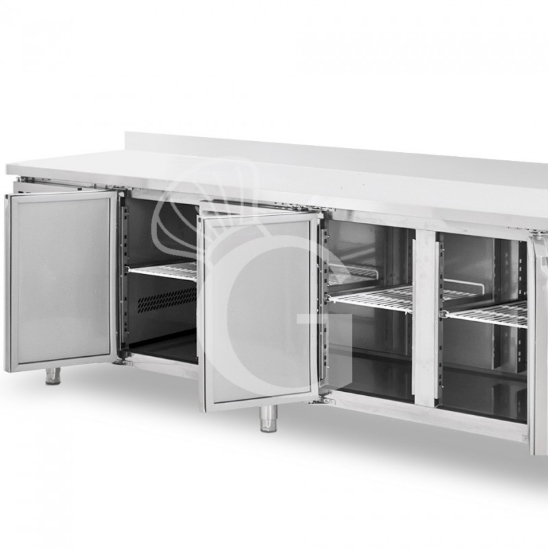 Mesa refrigerada 4 puertas, peto 700 mm de profundidad +2°C/+8°C motor a la izquierda, clase de eficiencia energética B