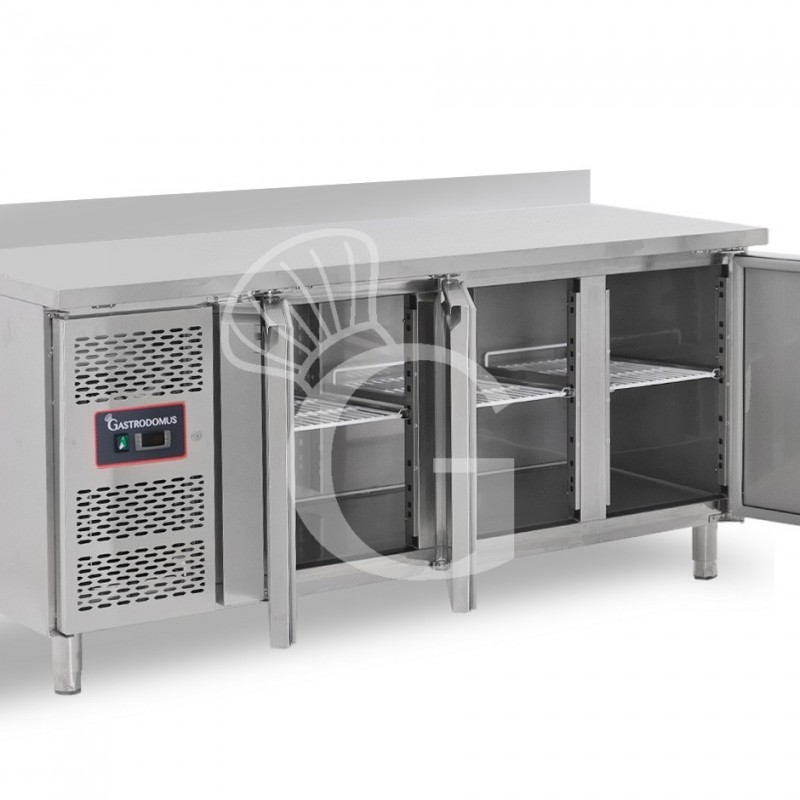 Mesa refrigerada 3 puertas, peto 600 mm de profundidad +2°C/+8°C motor a la izquierda clase de eficiencia energética B