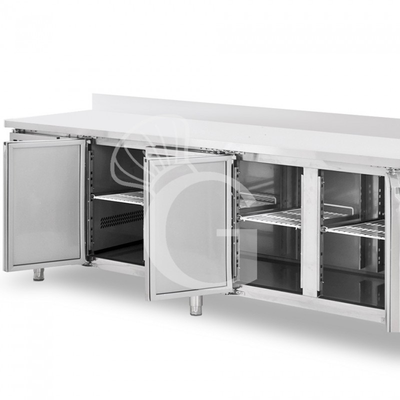 Mesa refrigerada 4 puertas, peto 600 mm de profundidad +2°C/+8°C motor a la izquierda clase de eficiencia energética C