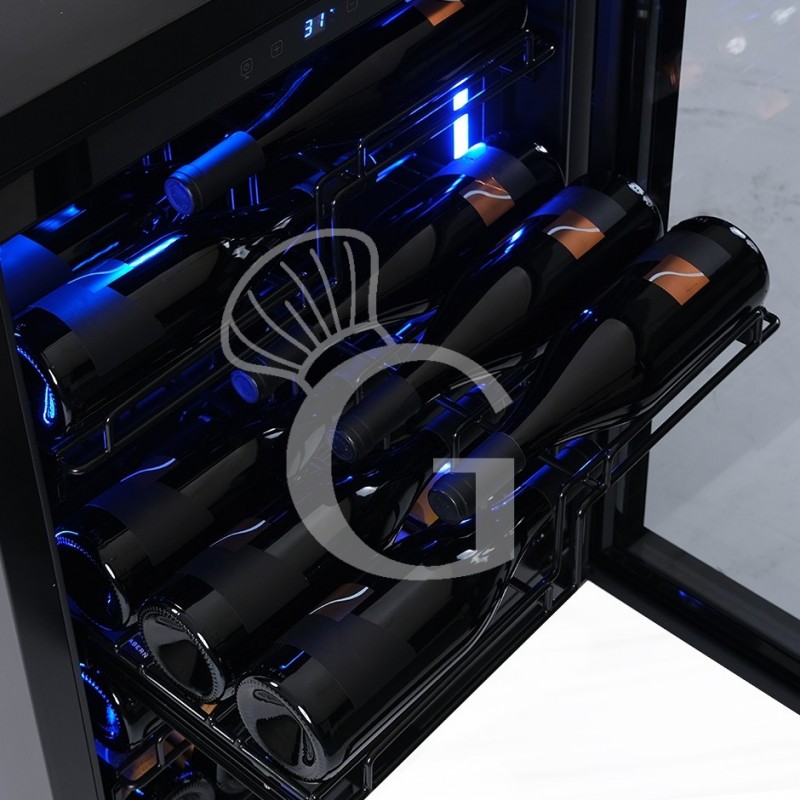 Detalle estantes con botellas