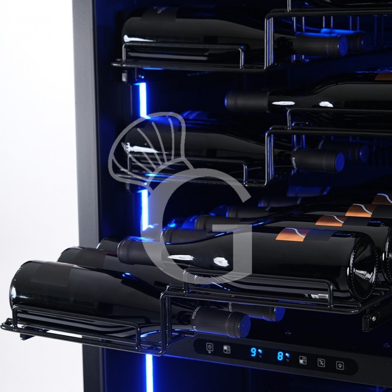 Detalle estante con botellas