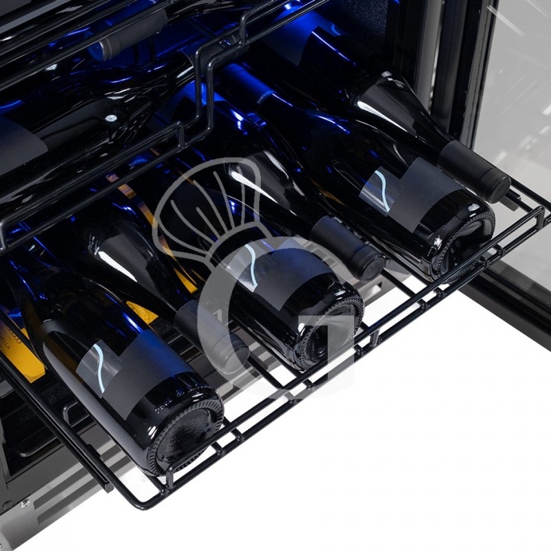 Estante con botellas