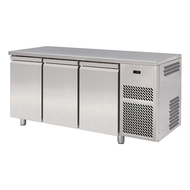 Mesa refrigerada con 3 puertas, profundidad 800 mm y temperatura 0°C / +10°C, preparada para motor remoto.
