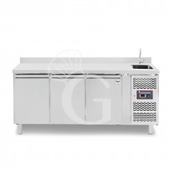 Mesa refrigerada 3 puertas con fregadero y peto , motor derecho, Prof. 700 mm , Temp  -2°C/+8°C con grfo en dotación
