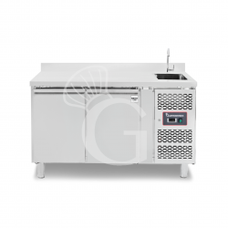 Mesa refrigerada 2 puertas con fregadero y peto motor derecho,  Prof. 700 mm, Temp -2°C/+8°C con grifo en dotación