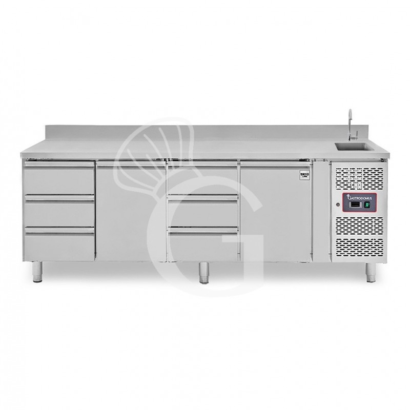 Mesa refrigerada 3 cajones 2 puertas con fregadero y peto, Prof. 700 mm, Temp. +2ºC/+8ºC, grifo incluido