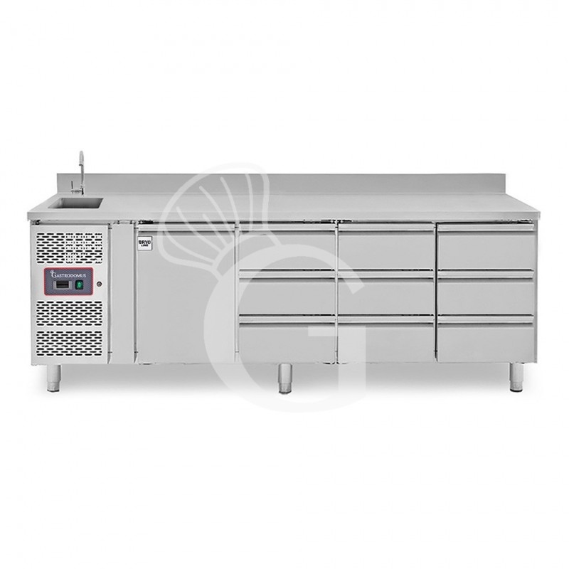 Mesa refrigerada 9 cajones 1 puerta con fregadero y peto, motor a la izquierda Prof. 700 mm, temp. +2°C/+8°C, con grifo.