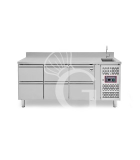 Mesa refrigerada 6 cajones con fregadero y peto, Prof. 700 mm, temp. +2°C/+8°C, equipada con grifo Ø 25 mm.