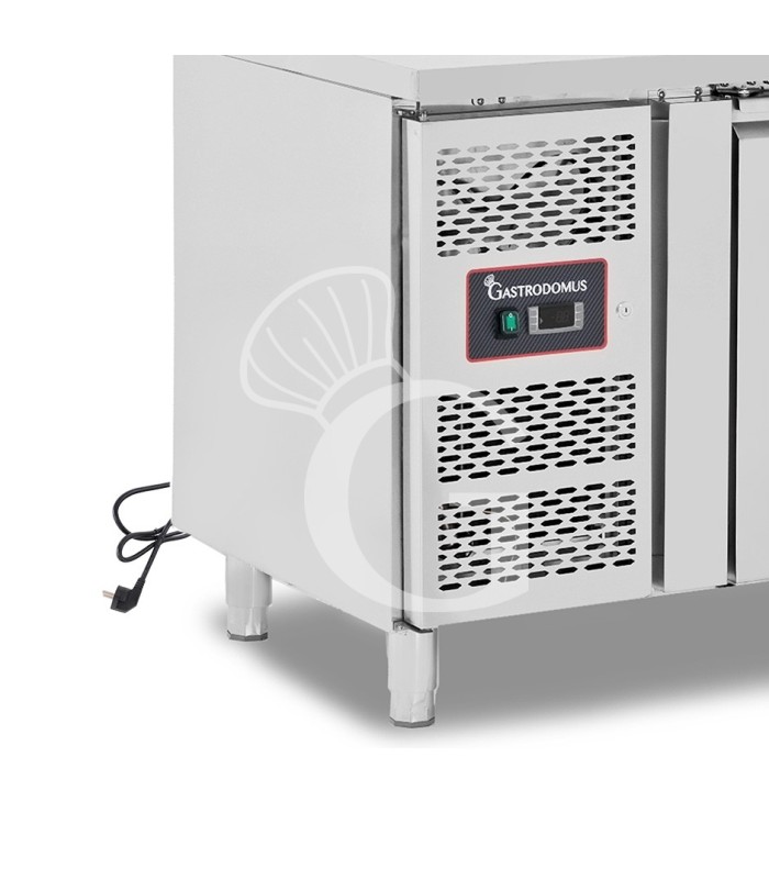 Mesa refrigerada 3 cajones 2 puertas con fregadero y peto , motor lado izquierdo Prof. 700 mm, Temp. +2ºC/+8ºC, grifo incluido