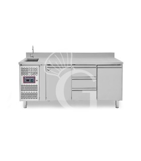 Mesa refrigerada 3 cajones con fregadero y peto, motor lado izquierdo Prof.700 mm, Temp. +2ºC/+8ºC, grifo incluido
