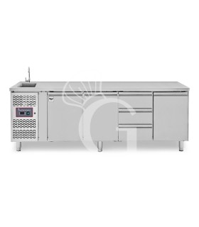 Mesa refrigerada con fregadero - 3 cajones y 3 puertas, motor a la izquierda, Prof. 700 mm, temp. +2°C/+8°C, con grifo