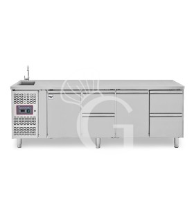 Mesa refrigerada 4 cajones 2 puertas con fregadero y peto. Prof. 700 mm, Temp. +2ºC/+8ºC , grifo incluido