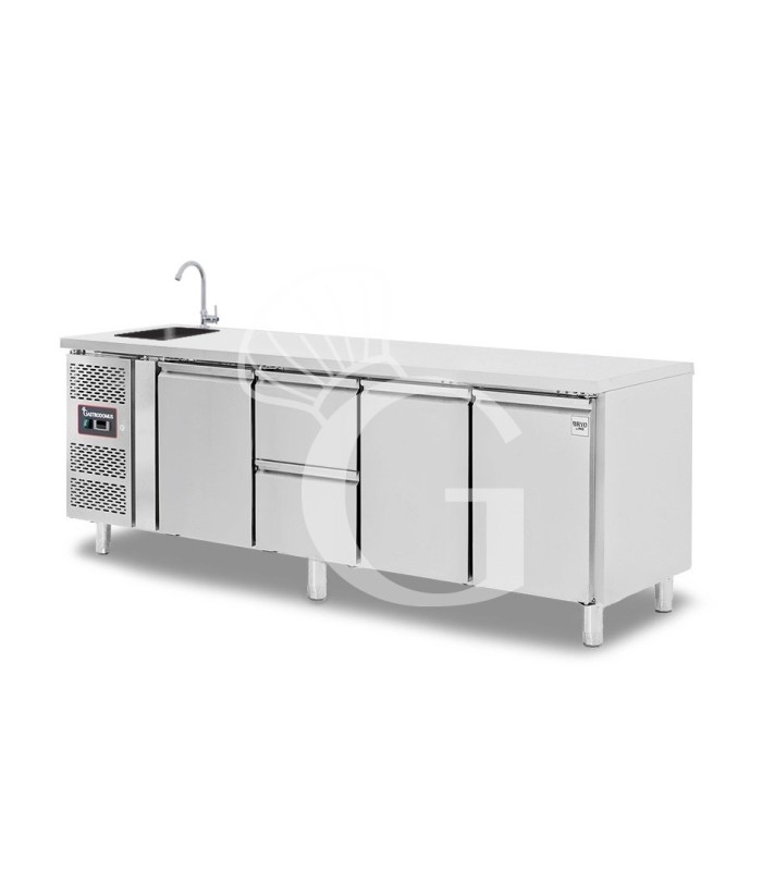 Mesa refrigerada con fregadero 2 cajones 3 puertas, motor a la izquierda, prof. 700 mm, temperatura +2°C/+8°C, con grifo.