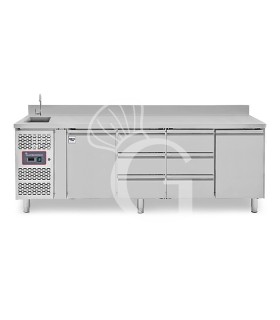 Mesa refrigerada con 6 cajones, 2 puertas, lavadero y peto, motor a la izquierda, profundidad 700 mm, +2°C/+8°C, con grifo.