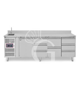 Mesa refrigerada 8 cajones 1 puerta con fregadero y peto, motor a la izquierda Prof. 700 mm, temp. +2°C/+8°C, con grifo