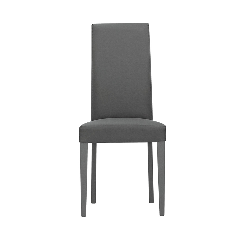 Silla con estructura de madera lacada, asiento y respaldo acolchados, revestidos en ecopiel