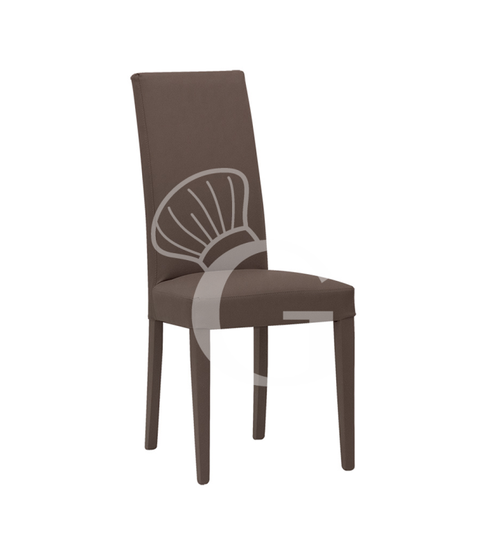 Silla con estructura de madera lacada, asiento y respaldo acolchados, revestidos en ecopiel