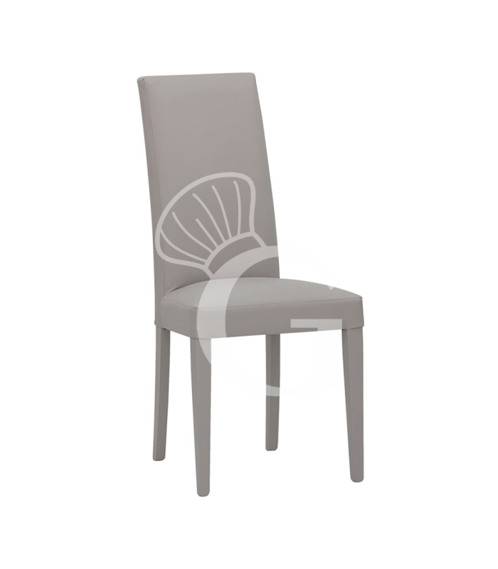Silla con estructura de madera lacada, asiento y respaldo acolchados, revestidos en ecopiel