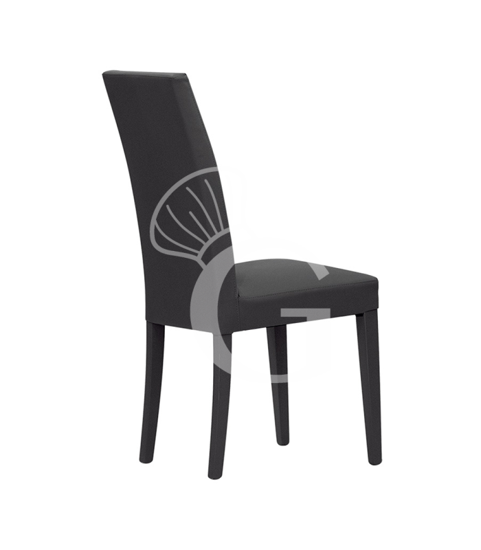Silla con estructura de madera lacada, asiento y respaldo acolchados, revestidos en ecopiel