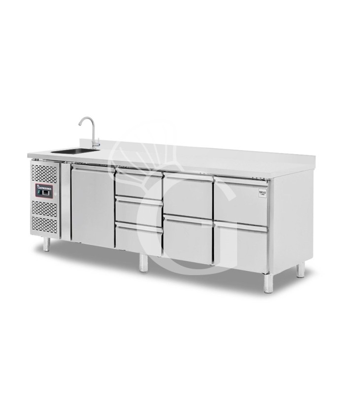 Mesa refrigerada 7 cajones 1 puerta con fregadero y peto, motor a la izquierda. Prof. 700 mm, temp. +2°C/+8°C, con grifo