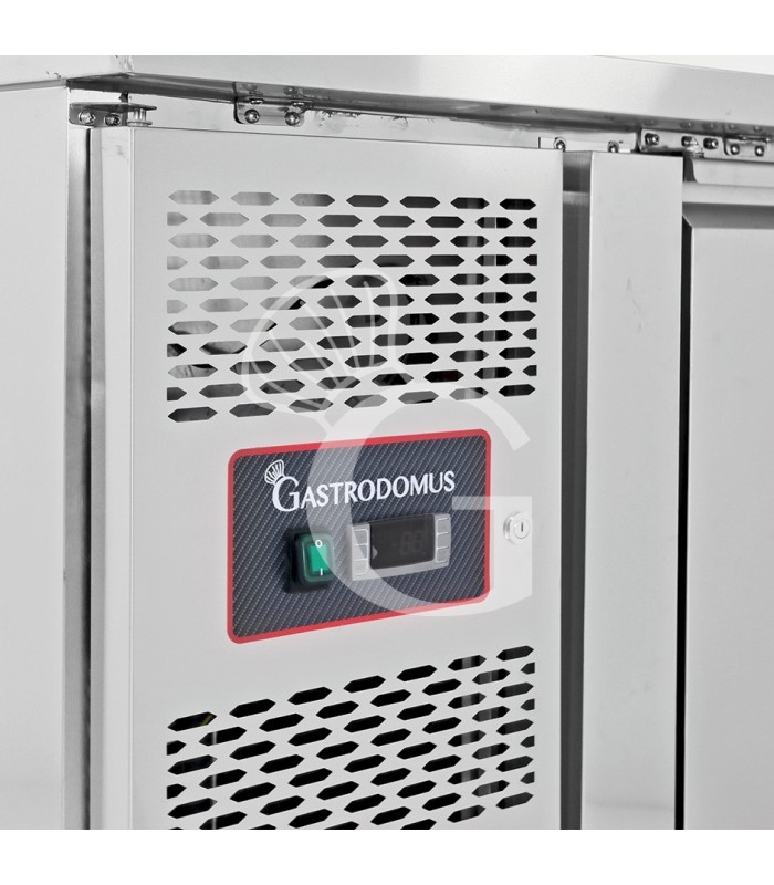 Mesa refrigerada 7 cajones 1 puerta con fregadero y peto, motor a la izquierda. Prof. 700 mm, temp. +2°C/+8°C, con grifo
