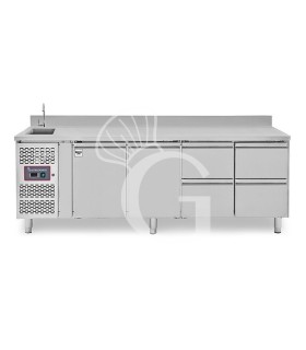 Mesa refrigerada 4 cajones 2 puertas con fregadero y peto, motor a la izquierda Prof. 700 mm, temp. +2°C/+8°C, con grifo