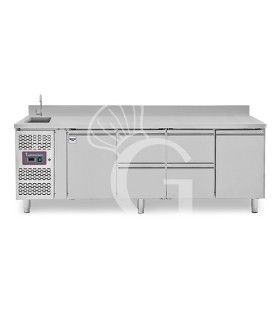 Mesa refrigerada 4 cajones 2 puertas con fregadero y peto, motor a la izquierda - P700 mm,  +2°C/+8°C, con grifo