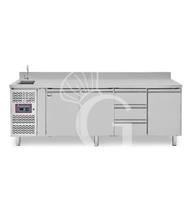 Mesa refrigerada con fregadero y armario, con 3 cajones y 3 puertas con peto trasero, profundidad 700 mm, +2°C/+8°C, grifo