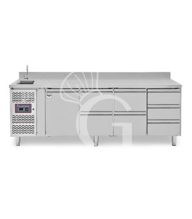 Mesa refrigerada 7 cajones 1 puerta con fregadero y peto, motor a la izquierda, Prof. 700 mm, temp. +2°C/+8°C, con grifo
