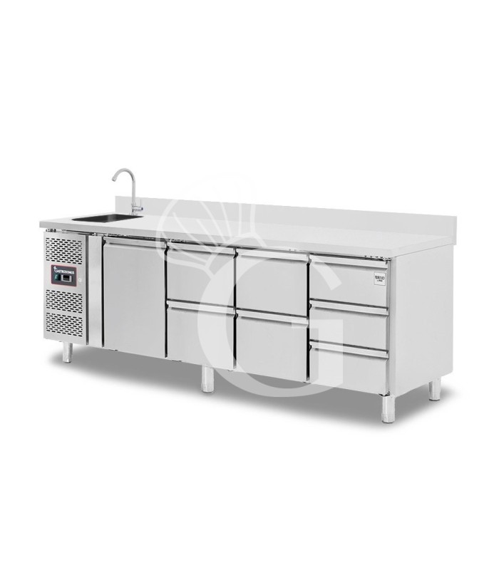 Mesa refrigerada 7 cajones 1 puerta con fregadero y peto, motor a la izquierda, Prof. 700 mm, temp. +2°C/+8°C, con grifo