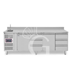 Mesa refrigerada 6 cajones y 2 puertas, fregadero y peto trasero, motor a la izquierda, profundidad 700 mm,+2°C/+8°C, con grifo