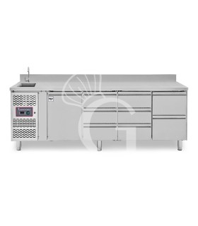 Mesa refrigerada 8 cajones 1 puerta con fregadero y peto, motor a la izquierda, Prof. 700 mm, temp. +2°C/+8°C, con grifo.