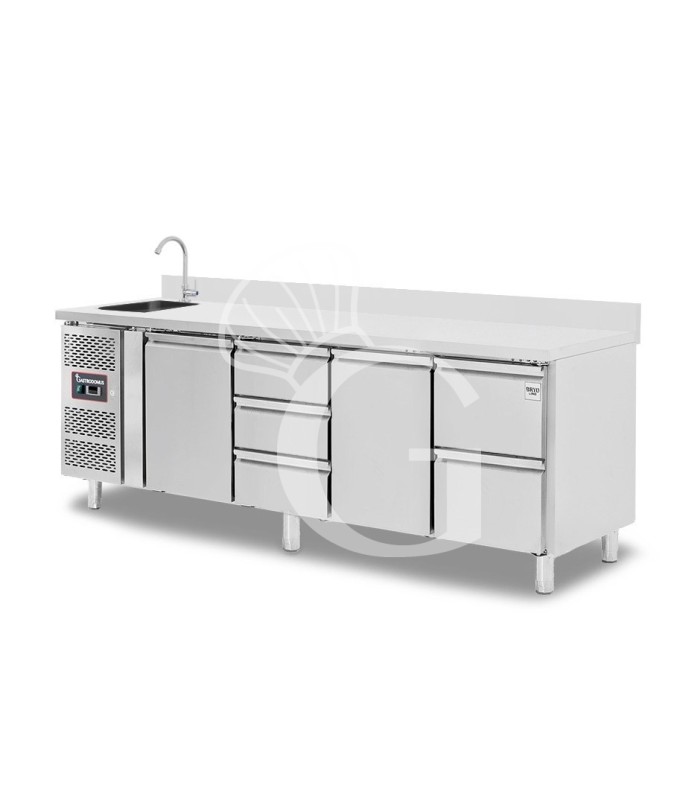 Mesa refrigerada 5 cajones 2 puertas con fregadero y peto, motor a la izquierda, Prof. 700 mm, temp. +2°C/+8°C, con grifo.