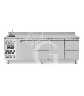 Mesa refrigerada 4 cajones 2 puertas con fregadero y peto, motor a la izquierda, Prof. 700 mm, temp. +2°C/+8°C, con grifo.
