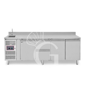 Mesa refrigerada con fregadero 2 cajones 3 puertas y peto, motor a la izquierda, Prof. 700 mm, temp. +2°C/+8°C, con grifo